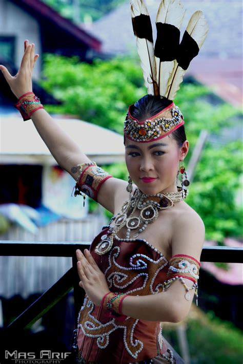 Dayak Traditional Dance From Central Borneo In 2021 Traditional Dance Borneo Asian Beauty