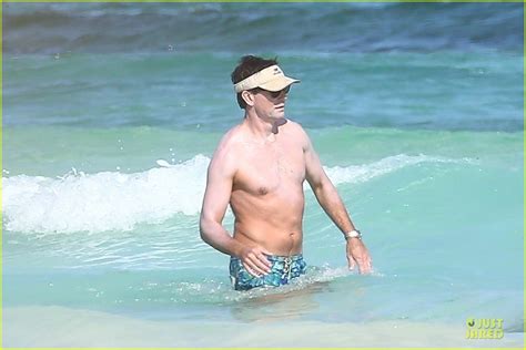 The Talk Host Jerry O Connell Goes Shirtless On Beach Vacation With