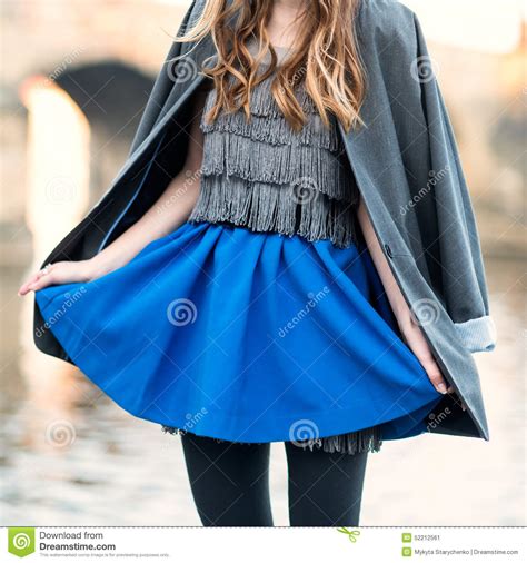 regard de mode de rue avec la jupe bleue la veste la robe et les collants noirs image stock