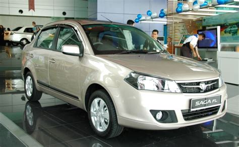 Proton saga 2019 terkini akan ditawarkan dalam tiga varian, iaitu standard mt, standard at dan lampu kekal menggunakan rekaan yang lama, tetapi bahagian spoiler dan nama proton antara unit enjin berkenaan dikekalkan untuk versi terbaru ini, yang menghasilkan sebanyak 95 ps pada 5,750. Saga Facelift(FL) | sekadar biasa