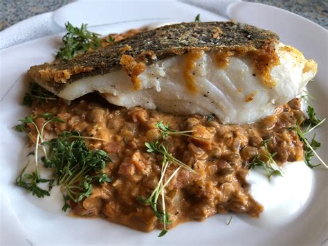 Dafür die zwiebeln und die karotten sehr fein würfeln. Skrei auf Balsamico-Linsen | Grillforum und BBQ - www ...