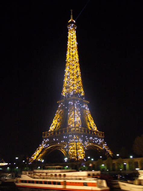 وبعد اعادة تعبئتها في 17 كانون الثاني/يناير 1995، أرسل المشتري الكوابل إلى زبون له. باريس برج ايفل , صور اكثر الاماكن السياحية جمالا