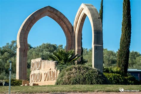 Kolejna zaktualizowana tabela kursów walut zostanie opublikowana 24 lutego 2020 roku na stronie nbp między godziną 11:45 a 12:15. Ronda. Rondo przy wjeździe do miasta. - zdjęcie, foto ...