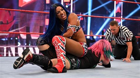 Raw Sasha Banks Officially Wins The Raw Womens Title With Some Help