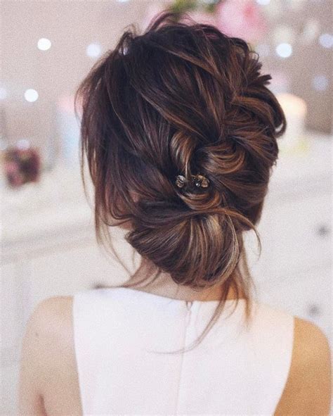 It is a versatile style, being just as suitable for a casual day out, as for a wedding. 28 Casual Wedding Hairstyles For Effortlessly Chic Brides ...