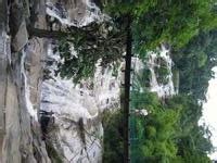 Tebing batu di air terjun ini cukup lebar yakni sekitar 60 meter. Lata Kinjang