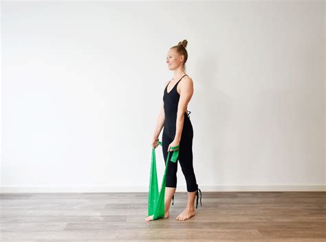 Begebe dich in die liegestützposition und drehe die hände dann so ein, dass die fingerspitzen zu deinen füßen zeigen. Straffe Arme mit dem Resistance Band: 5 Übungen für ...