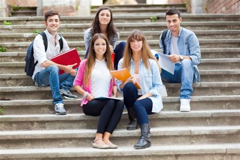 Il saggio breve è un testo scritto che consiste nella trattazione di una tematica riguardo alla quale si sia in possesso di una certa documentazione (dossier). Maturità 2015: novità per tesina e saggio breve - Maturità ...