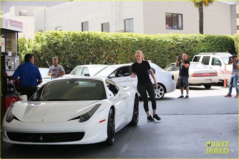 De naam van de rapper siert niet langer de pink van de rapster. Iggy Azalea Gets A$AP Rocky Tattoo Removed From Her ...