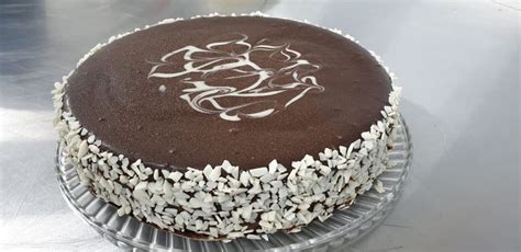 Carvel ice cream cakes have two layers of ice cream separated by carvel's famous crunchies. Custom Cake | Cake, Cake shop near me, Cake hut
