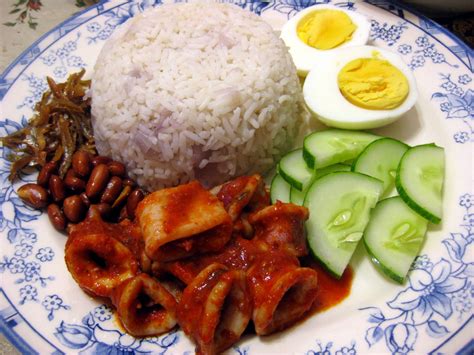 Nasi lemak yang dimakan dengan sambal sotong , timun segar , telur rebus , ikan bilis dan kacang goreng. RESEPI NANNIE: Nasi lemak sambal sotong