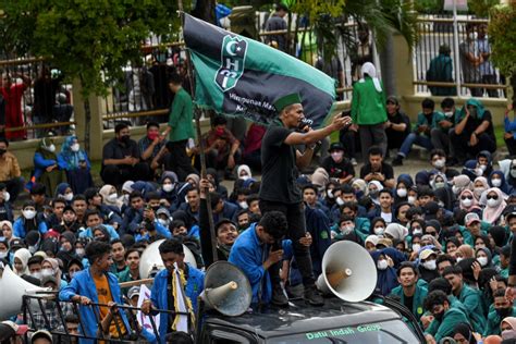 Indonesia Police Fire Tear Gas Water Cannon At Protesters World The Vibes