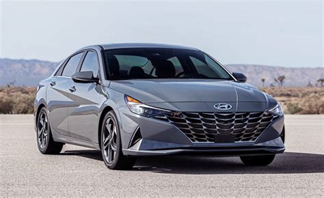 The new 2021 hyundai elantra and elantra hybrid compact sedans offer an ideal opportunity to clinically measure how much green it actually takes to go green. Este es el Hyundai Elantra Hybrid: Fotos y más datos del ...