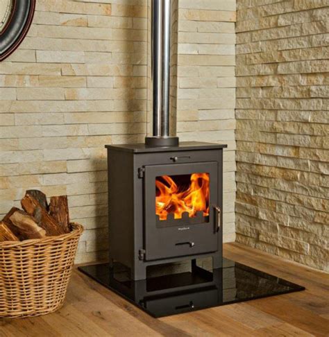 Jayline's freestanding wood burner range includes clean air fires, rural wood fires and an ultra low emission burner for the strictest clean air zones. Wood Burning Fireplaces - Nero. 6 - 8kW