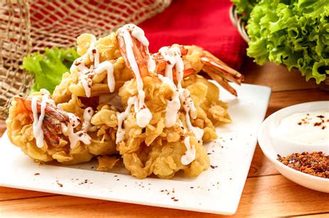 Sajikan udang yang telah ditiriskan di piring cantik, tuangkan mayonnaise yang telah dicampur dengan air lemon di atasnya. Cara Plating Udang Goreng Mayonais - Selain memiliki rasa ...