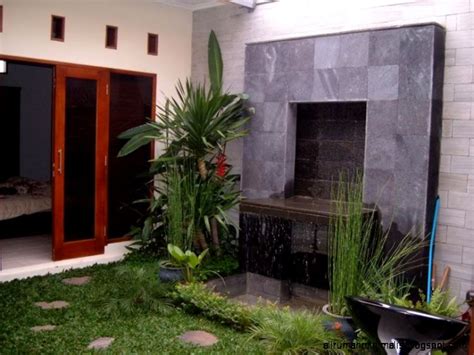 Bagi anda yang ingin menghadirkan kafe kebun di rumah bisa mencoba. Taman Belakang Rumah Minimalis | Design Rumah Minimalis