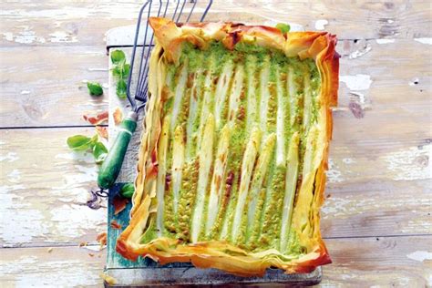 Deze hartige taart met asperges kun je zo op een feestje serveren zo