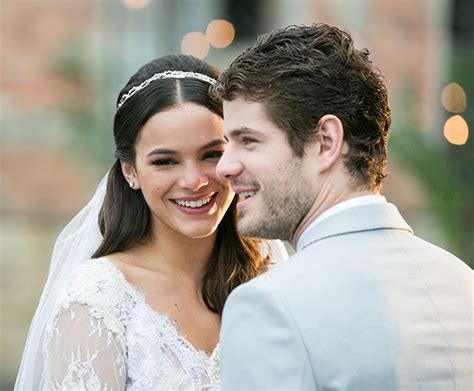 Tanto é que a atriz já foi clicada rebolando ao som do ritmo. Marquezine cai na risada com 'spoiler' de Destri sobre ...