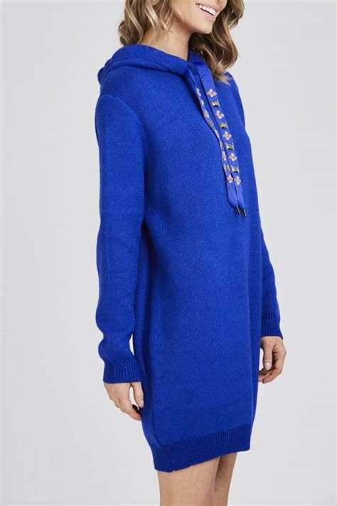 From her long lashes to her unique blue hair, she's a. Rochie/pulover Jewels Blue