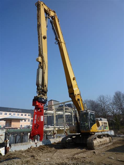 Bagger — bagger, vorrichtung zum lösen und heben von erdreich behufs der vertiefung von flüssen, kanälen und häfen. Schrottschere LaBounty an Longfront Bagger - Abbruch ...