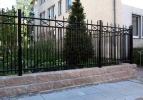 Mauersystem mit bossierter ansichtsfläche und engem fugenbild. Zäune Den Garten mit Stil eingrenzen | BAUSTOFFSHOP.DE