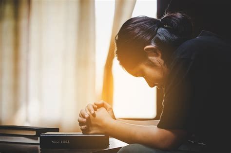 Adolescente Con Biblia Orando En La Mañana Foto Premium