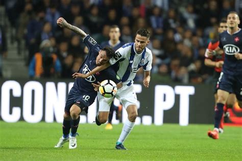 Assisted by wilson manafá following a fast break. FC Porto ganha ao Belenenses com ajuda - Futebol - Correio ...