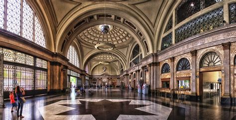 Como curiosidad, si pasas algún día por la estación de francia, fíjate en las estatuas de búhos colocados estratégicamente en algunos. barcelona-estacion-francia | Notarios y Registradores