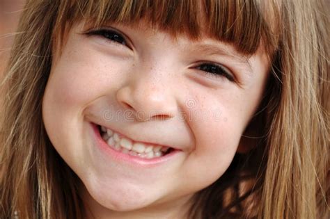 Portret Van Het Mooie Meisje Glimlachen Stock Afbeelding Afbeelding