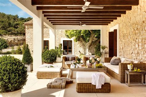 Diseñado a tu medida por nuestros arquitectos, descubre lo que nuestras casas pueden ofrecer. Fotos de una casa rústica por fuera y urbana por dentro