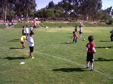 Jovenes macarras de barrio y futuros frikis en. actividades recreativas para niños y adolescentes: el futbol recreativo