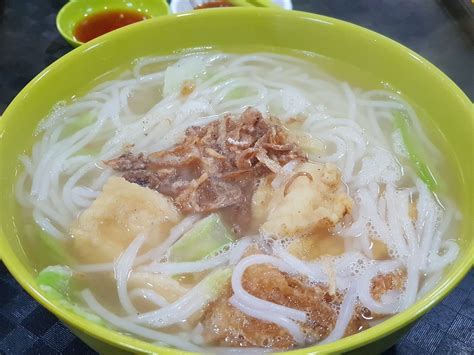 Maybe you would like to learn more about one of these? 双鱼粗米粉 Double Fish Soup Thick Beehoon SGD$4.50 @ 陈骆 Chen Lu ...