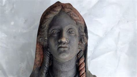 Descubrimiento Histórico En La Toscana 24 Estatuas Romanas Y Etruscas