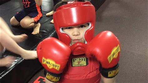 Бой за титул чемпиона мира. Тайский бокс Шах 6 лет спарринг - YouTube