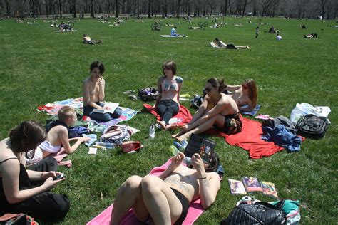 Velvet New Yorkot is bevették is topless olvasó nők Galéria