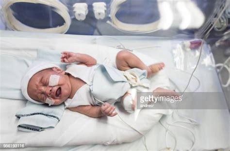 Premature Baby Crying Fotografías E Imágenes De Stock Getty Images