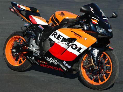 This new machine was better at speeding up when coming out of a turn and allowed the rider to brake later, helping it achieve lap times similar to the 990cc bikes. CBR1000RR Repsol Wallpapers - Top Free CBR1000RR Repsol ...