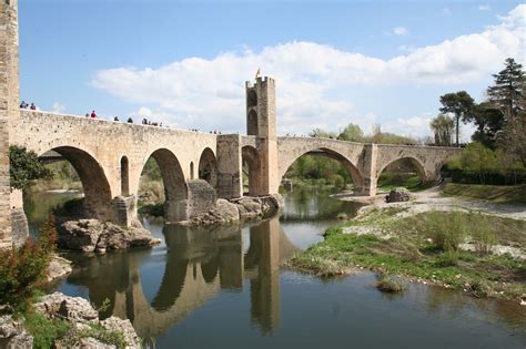 Con opiniones de otros viajeros. Ruta por la Garrotxa: Besalú, Laberinto de Argelaguer ...