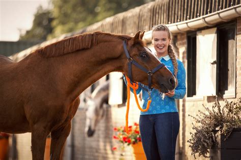 Wij maken de allerleukste video's voor paardenliefhebbers die net beginnen of er gewoon alles over willen weten. Esra's fanclubmemo - week 48 | PaardenpraatTV
