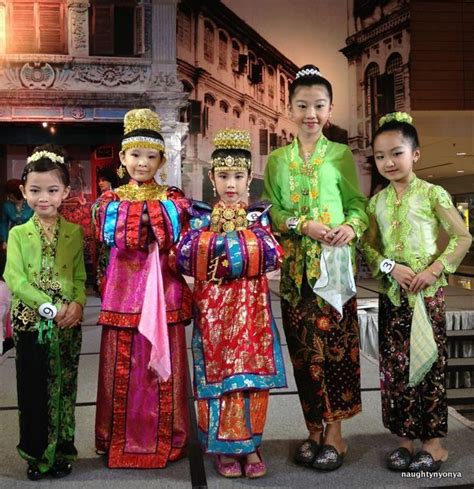 Menyediakan masakan tradisional peranakan disamping selingan tentang budaya dan sejarah masyarakat baba nyonya. Baba nyonya clothing. The History Of Malacca: Culture Of ...