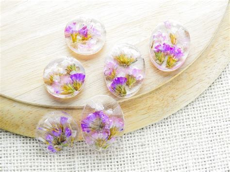 5 tutoriels de créations originales (bague, collier, bracelet, boucles d'oreilles, pendentif) fabriqués à partir d'objets tout en couleurs et ludiques à fabriquer, les bijoux en perles hama ont la côte auprès des enfants comme des adultes. DIY : Fabriquer ses bijoux en résine | Blog La FoirFouille