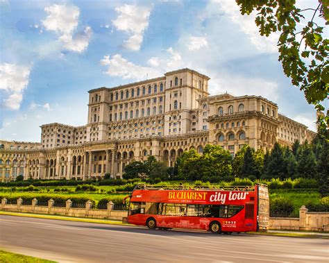 Este cel mai populat oraș și cel mai important centru industrial și comercial al țării. Excursie București - SICRO TRAVEL