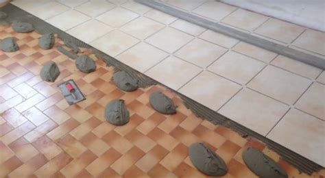 Spécialiste des surfaces de porte d'entrée : Poser du carrelage sur du carrelage
