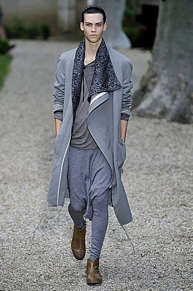 From suits and waistcoats to shirts and ties, we'll help you suit up and clean up with our winning selection of formal attire and formal outfits for men. Fashion Trends: Mens Clothing Trends 2009
