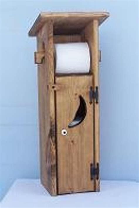 The beautiful thing about this easy diy toilet paper holder is that it's easy to take off, switch out, and put back on. Outhouse Toilet Paper Holder in 2020 | Wood toilet paper ...
