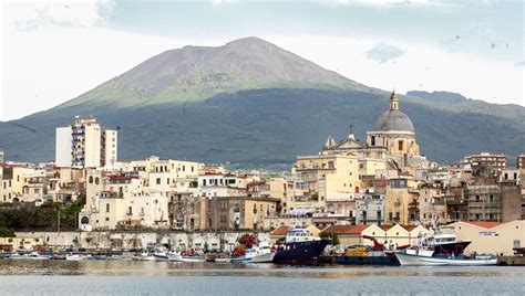 I sicari sono entrati in azione intorno alle 19 di ieri, in via pastore. Covid a Torre Annunziata, 9 nuovi contagi e 18 guariti: l ...