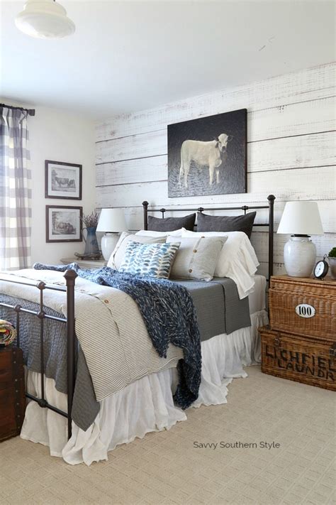 Farmhouse bedroom furniture doesn't have to perfectly match, and it actually adds to the character if things feel like they were collected over time. Savvy Southern Style : Farmhouse Style Winter Guest ...