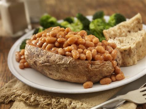 How many calories are in jacket potato with tuna and mayo? 10 Lower-Calorie Ways to Top Baked Potatoes