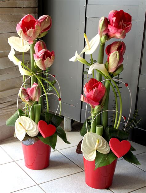 Une composition florale de tulipes et des baies. Composition florale Saint Valentin | Saint valentin fleurs ...