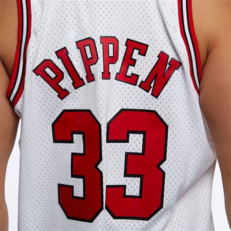 Here you'll find vintage jerseys that will show you've been a dedicated fan for years. Mitchell & Ness Chicago Bulls #33 Scottie Pippen white / red Swingman Jersey | Bludshop.com
